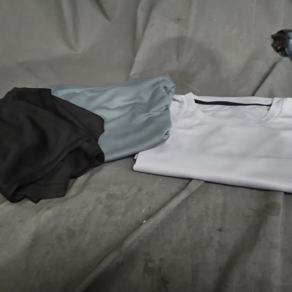 PACK OF 3 LONG SLEEVED T SHIRTS - SIZE S