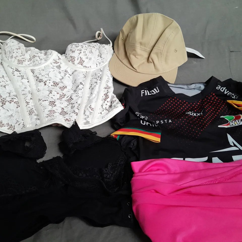 APPROXIMATELY 15 ASSORTED CLOTHING ITEMS IN VARIOUS SIZES TO INCLUDE - T-SHIRT , HAT , CORSET ETC