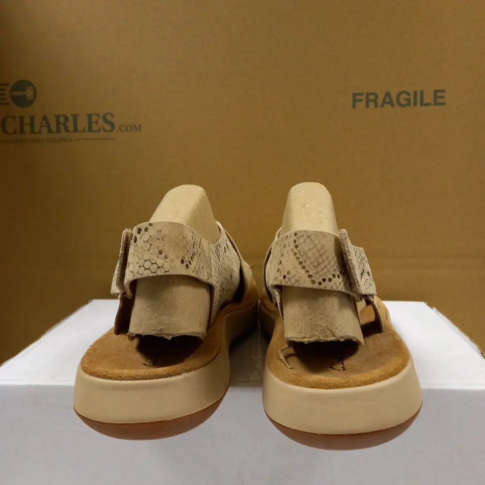 CLARKS JEMSA CROSS SANDAL SIZE 8