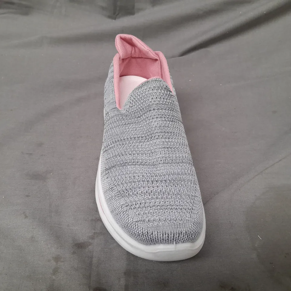 BOXED PAIR OF DESIGNER SLIP-ON SHOE SIN GREY/PINK EU SIZE 41