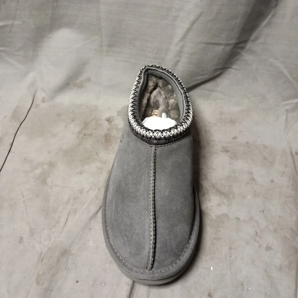 UGG GREY SLIPPERS WITH FAUX FUR LINING SIZE 7