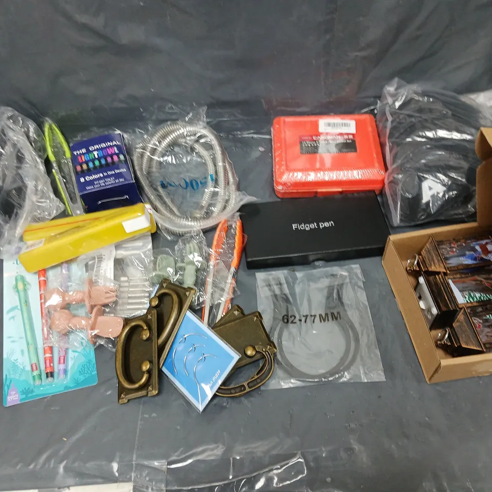 BOX OF APPROXIMATELY 8 ASSORTED ITEMS TO INCLUDE - 1KG WEIGHTS, FIDGET PEN, AND CASOMAN SEALED ETC. 