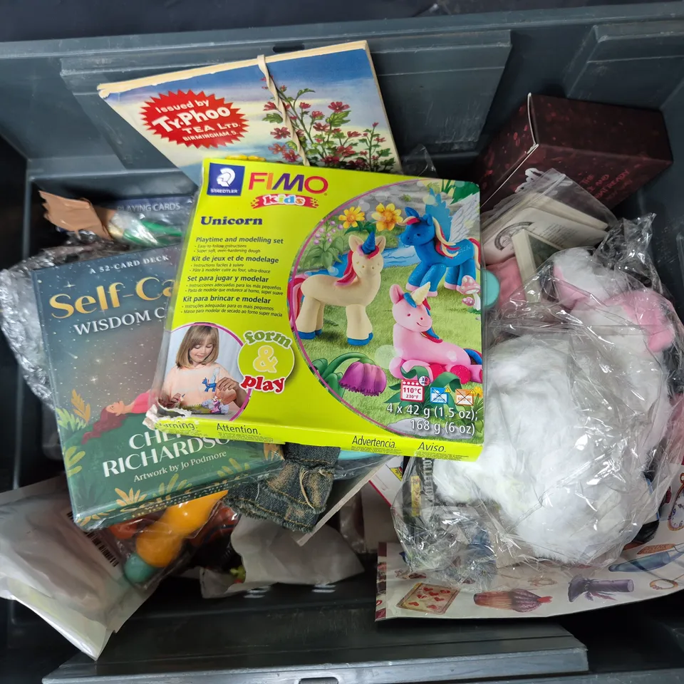 APPROXIMATELY 15 ASSORTED TOYS & GAMES TO INCLUDE UNO CARD GAME, ART OF VIOLENCE MOUTHGUARD, SELF CARE WISDOM CARDS, ETC