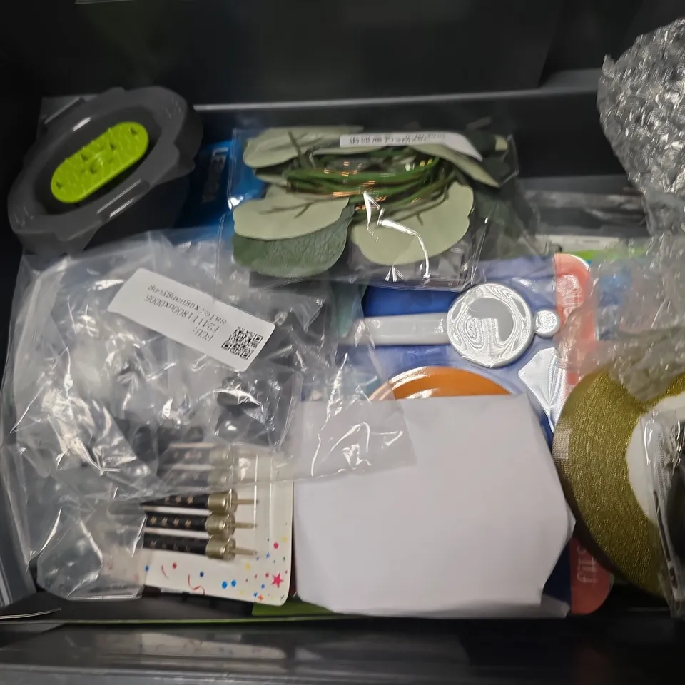 APPROXIMATELY 15 ASSORTED HOUSEHOLD ITEMS TO INCLUDE FLUORO D-RIGS, GRADED SLEEVES, NUMBER BALLOONS, ETC