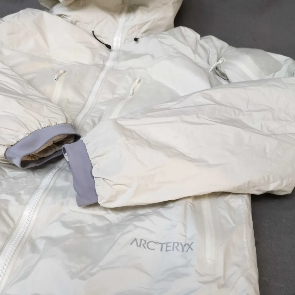 ARC'TERYX HOODED PUFFER JACKET – LIGHT GREY/WHITE - SIZE M