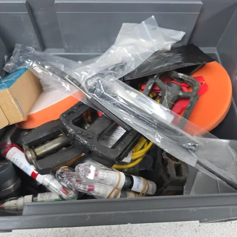 APPROXIMATELY 10 ASSORTED VEHICLE PARTS AND ACCESSORIES 