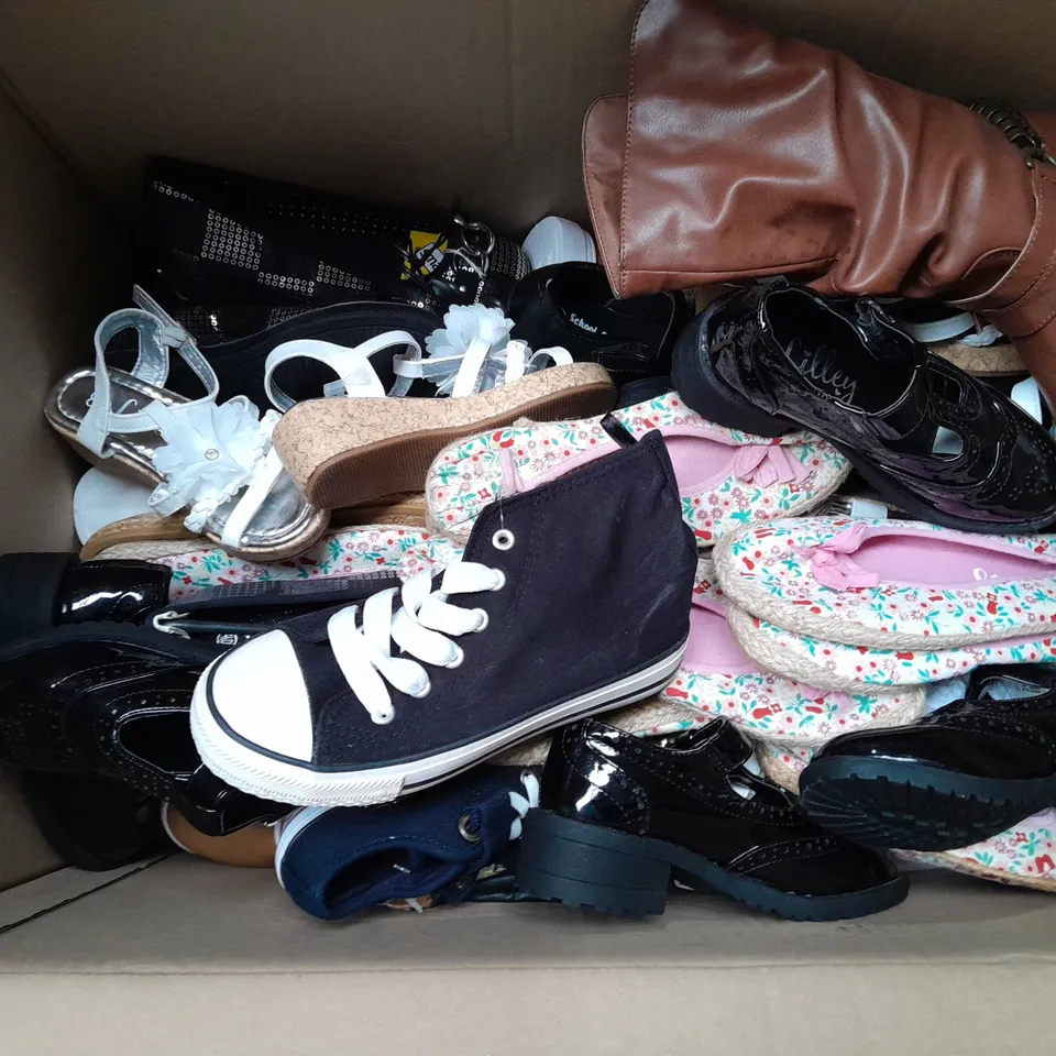 BOX OF APPROX 35 ASSORTED KIDS SHOES IN VARIOUS SIZES & COLOURS 