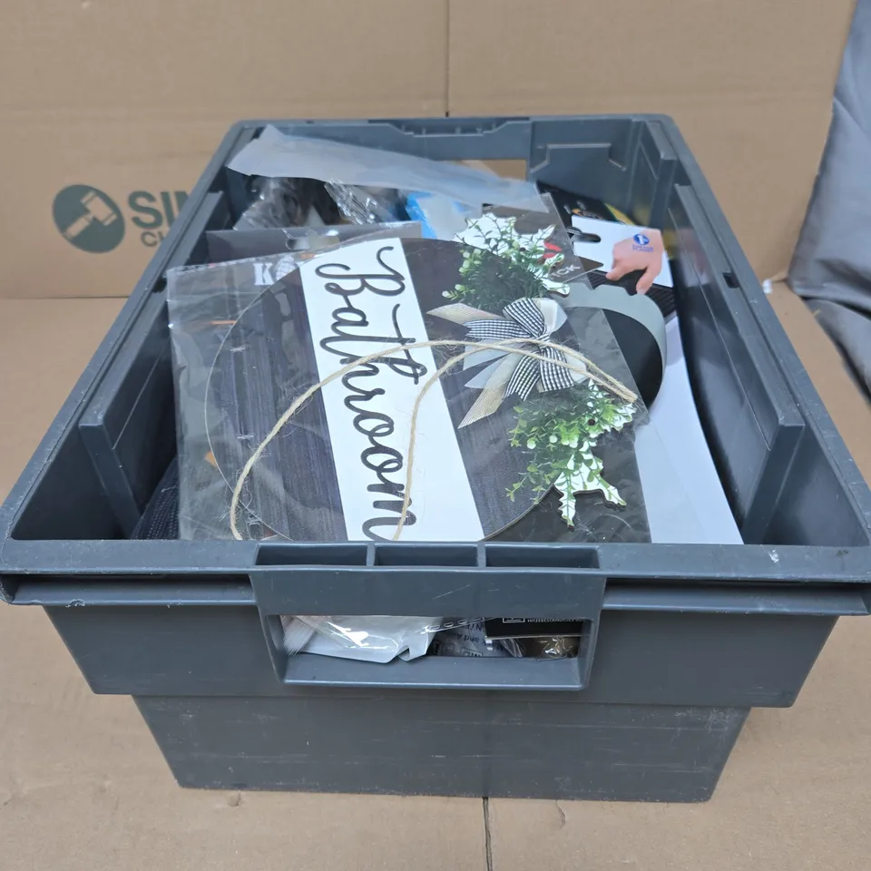 TOTE OF APPROXIMATELY 15 ASSORTED HOUSEHOLD ITEMS TO INCLUDE BATHROOM SIGN, OXO GOOD GRIP BRUSH, KOMBAT PARA CORD, BRUSHES ETC
