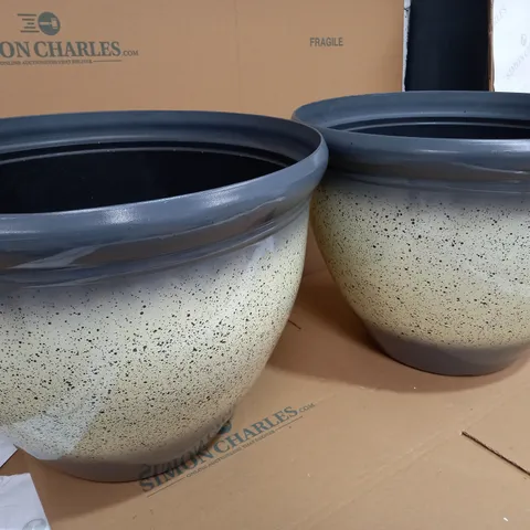 SET OF 2 LARGE PLANTERS (STONE PATTERN)