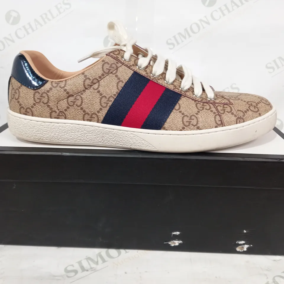 BOXED PAIR OF GUCCI SHOES IN BEIGE/NAVY/RED EU SIZE 40