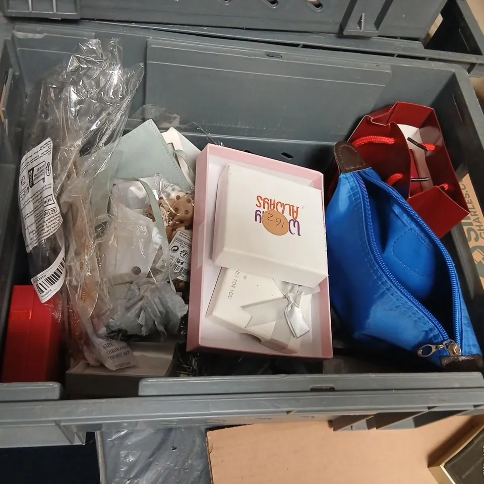 LARGE QUANTITY OF ASSORTED JEWELLERY AND ACCESSORIES