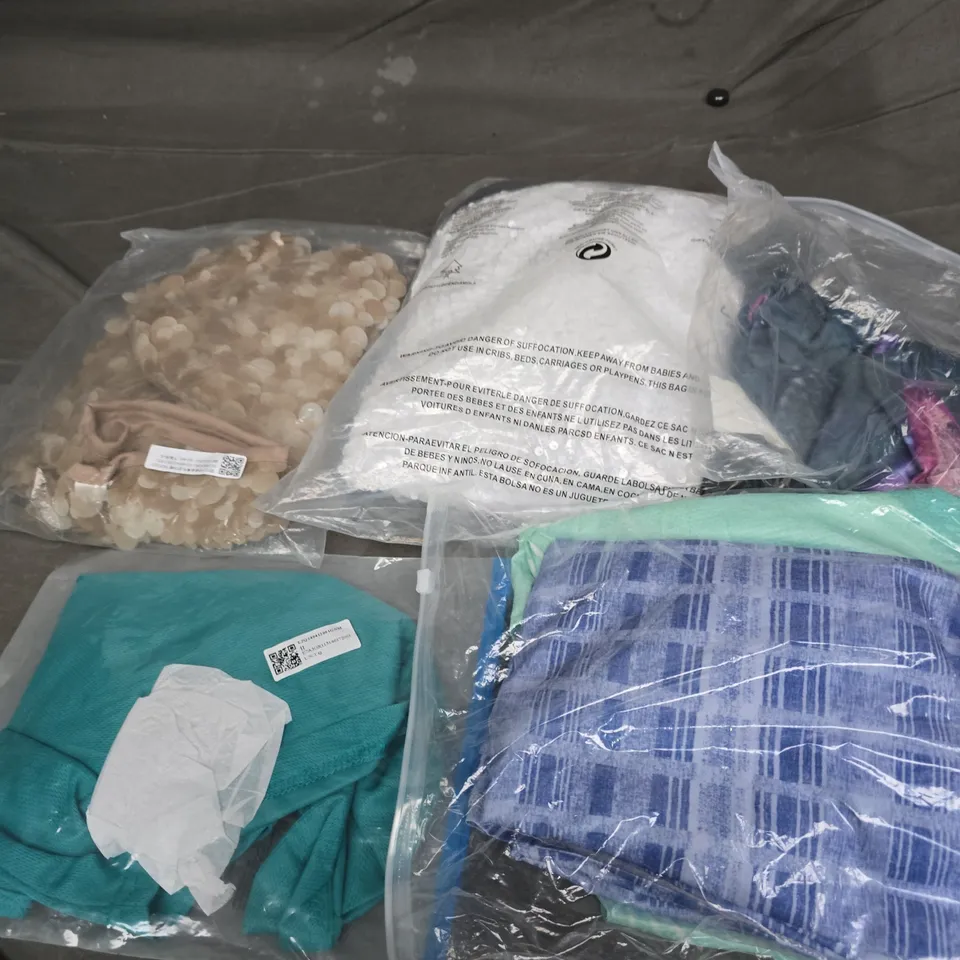 APPROXIMATELY 25 ASSORTED CLOTHING PRODUCTS IN VARIOUS STYLES & SIZES TO INCLUDE JACKETS, T-SHIRTS, DRESSES ETC