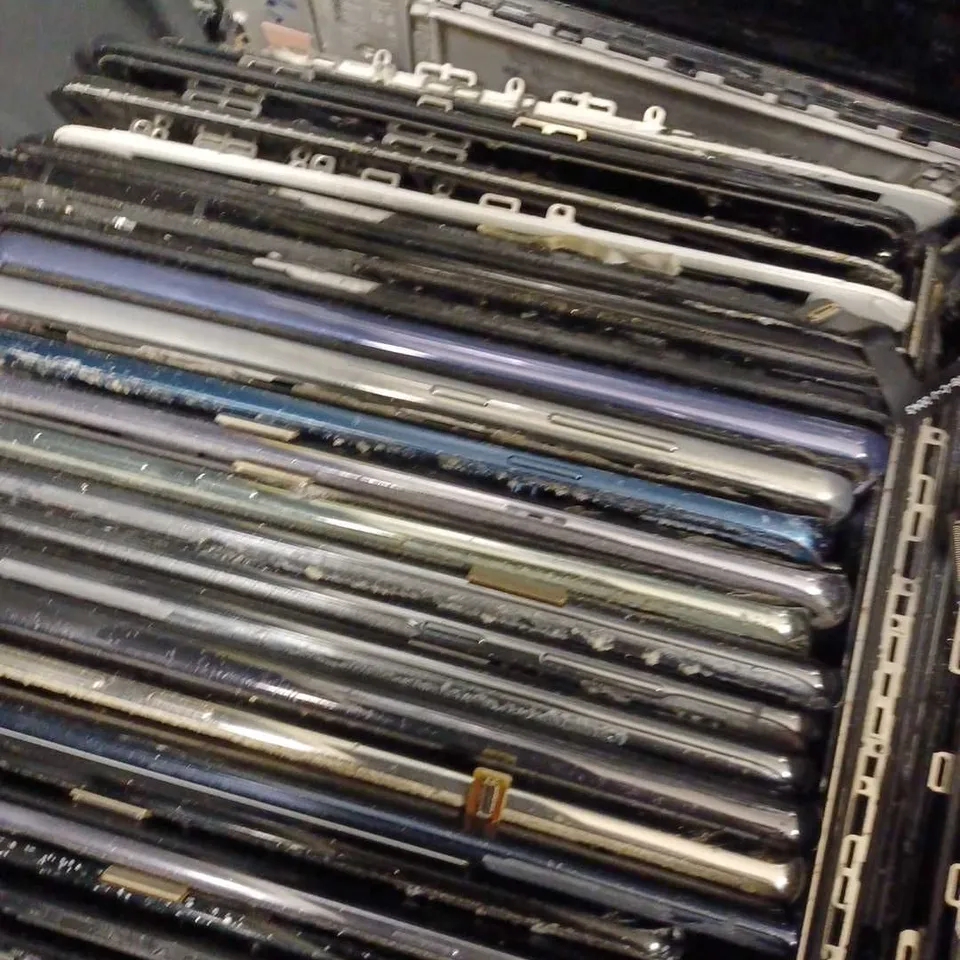 LOT OF APPROX 50 ASSORTED SMARTPHONE LCD DISPLAY / SHELLS	