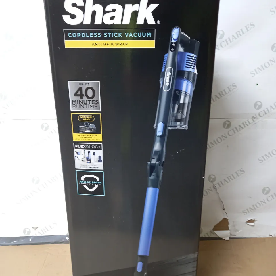 BOXED SHARK ANTI HAIR WRAP CORDLESS VACUUM CLEANER IZ202UK