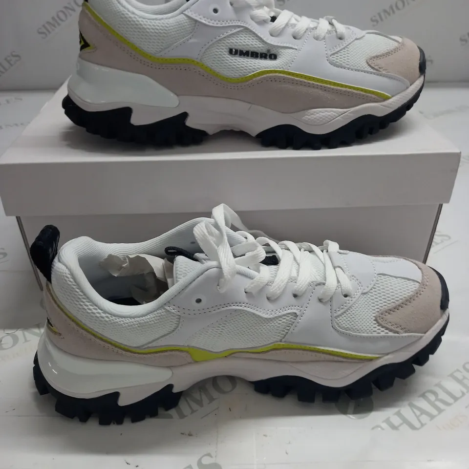 BOXED PAIR OF UMBRO BUMPY WOMENS TRAIERS IN WHITE - UK 5.5