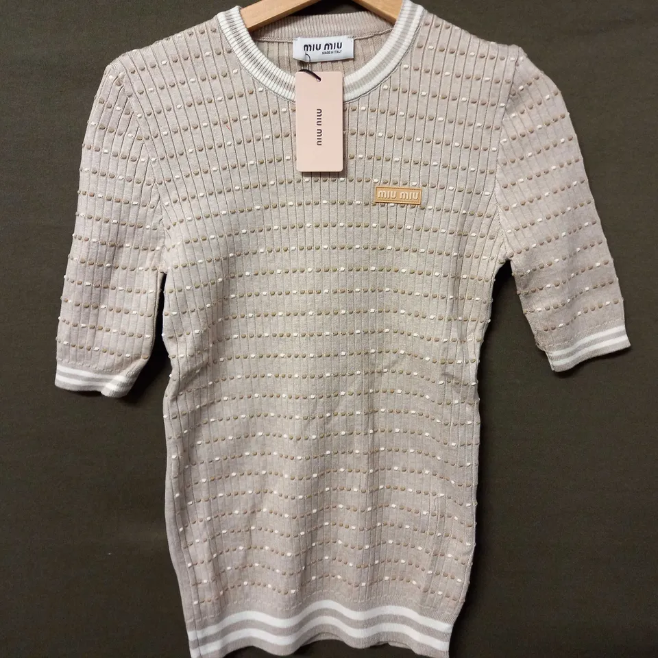MIU MIU TEXTURED DESIGN SWEATER IN BEIGE/WHITE - SIZE 44