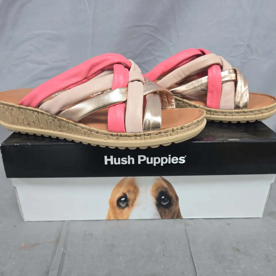 BOXED PAIR OF HUSH PUPPIES ALYSSA SLIDE SANDALS IN PINK/MULTI SIZE 6