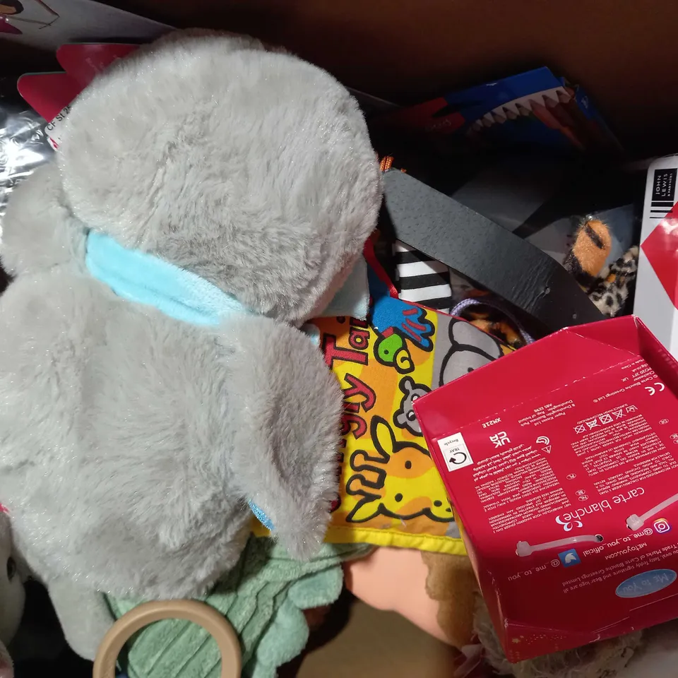 BOX OF APPROXIMATELY 8 ASSORTED TOYS AND GAMES TO INCLUDE WITH SNUGGLES LION PLUSH, CUB CLUB STEVIE THE SHARK PLUSH, PETER RABBIT BUNNY PLUSH, ETC