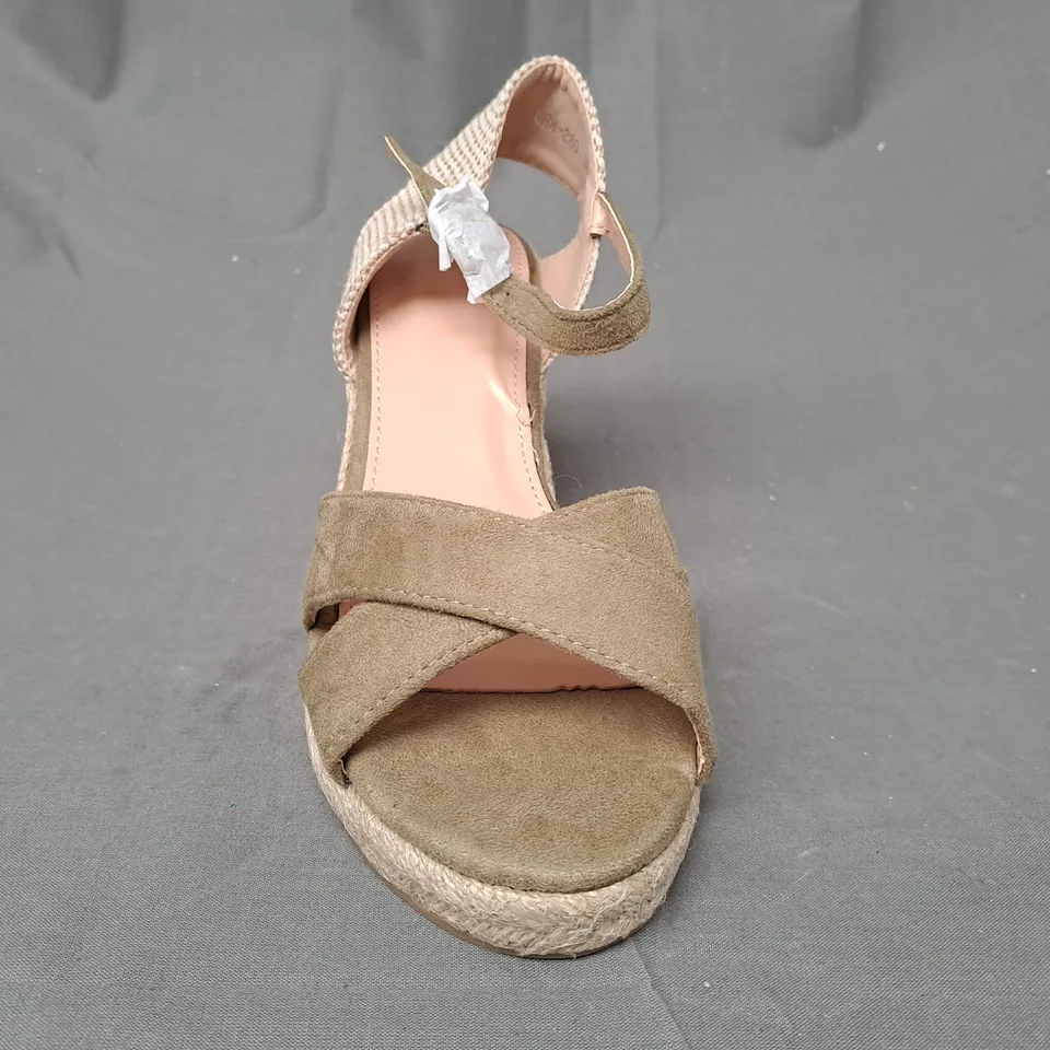 BOXED PAIR OF DESIGNER OPEN TOE WEDGE SANDALS IN OLIVE EU SIZE 38