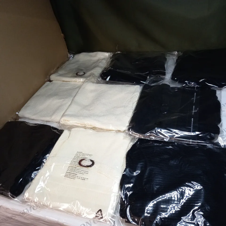 LOT OF APPROX 10 ASSORTED CLOTHING ITEMS IN VARIOUS SIZES