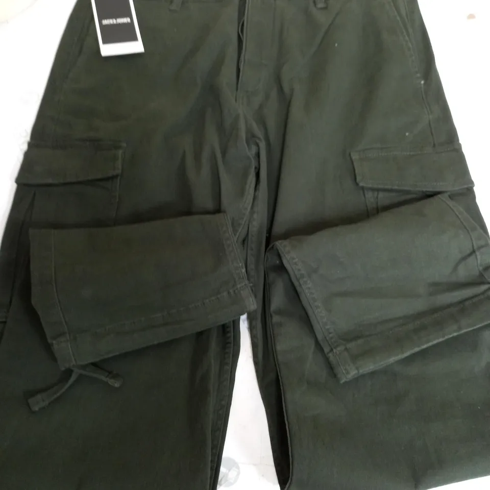JACK & JONES LOOSE CARGO TROUSERS IN GREEN - 33/34"