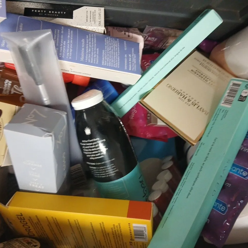 APPROXIMATELY 20 ASSORTED COSMETIC ITEMS INCLUDING VARIOUS MAKES AND BRANDS - COLLECTION ONLY