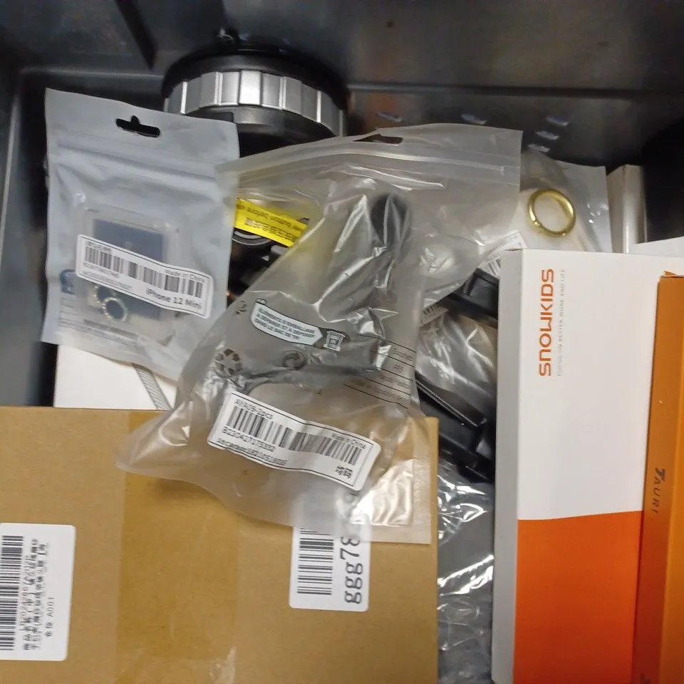 BOX OF APPROX 12 ASSORTED MOBILE PHONE ACCESSORIES TO INCLUDE JETECH SCREEN PROTECTOR, OLIXAR PHONE SOCK, TAURI PHONE CASE, ETC. 