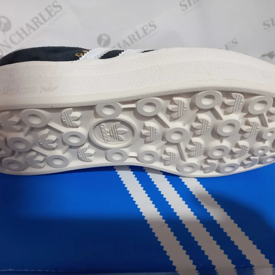 BOXED PAIRE OF ADIDAS ORIGNALS GEZELLE BOLD PLATFORMS TRAINERS SIZE 4.5 (BLACK/FTWR)