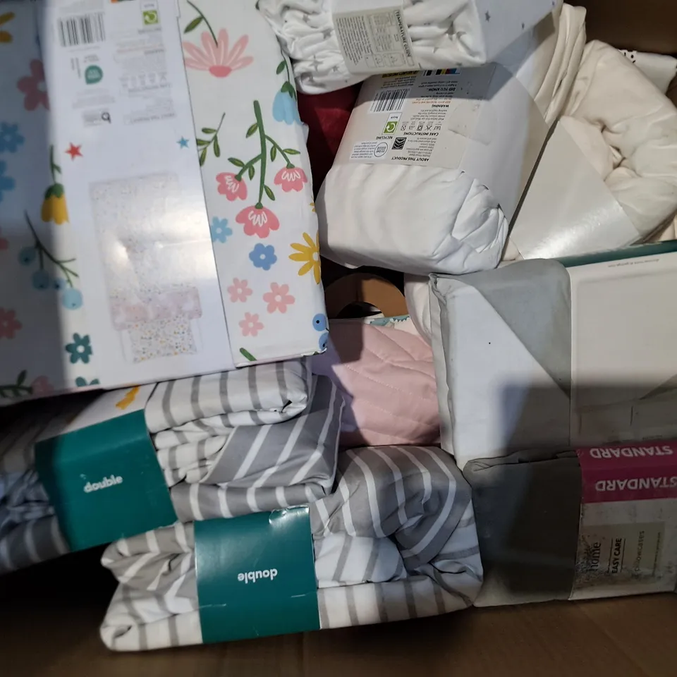 BOX OF APPROXIMATELY 12 ASSORTED BEDDING AND SOFT FURNISHING  ITEMS TO INCLUDE - DUVET SET KING SIZE , DUVET SET DOUBLE , DISNEY BABY DUVET SET ETC