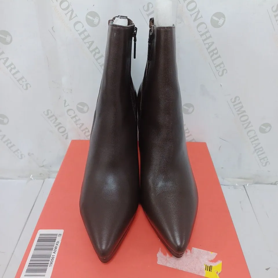 BOXED PAIR OF RUTH LANGSFORD PLATFORM LEATHER ANKLE BOOTS IN CHOCOLATE SIZE 7