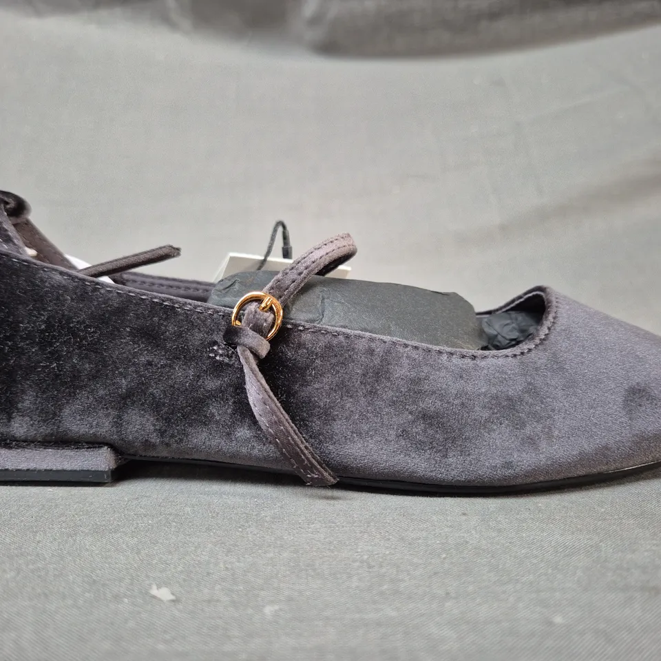 PAIR OF ZARA FLAT SHOES IN GREY UK SIZE 3