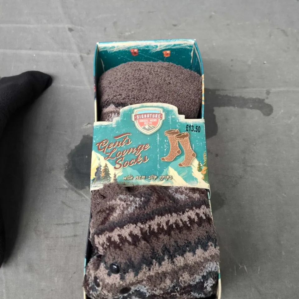 BOX OF APPROXIMATELY 15  ASSORTED CLOTHING ITEMS TO INCLUDE: TRAVEL PILLOW AND LOUNGE SOCKS