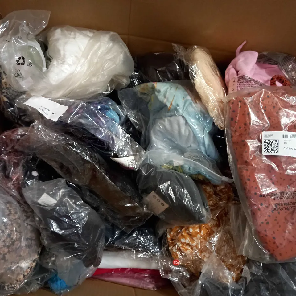 LOT OF APPROX 25 ASSORTED CLOTHING ITEMS VARYING IN SIZE/COLOUR/STYLE TO INCLUDE: TROUSERS, TOPS, DRESSES