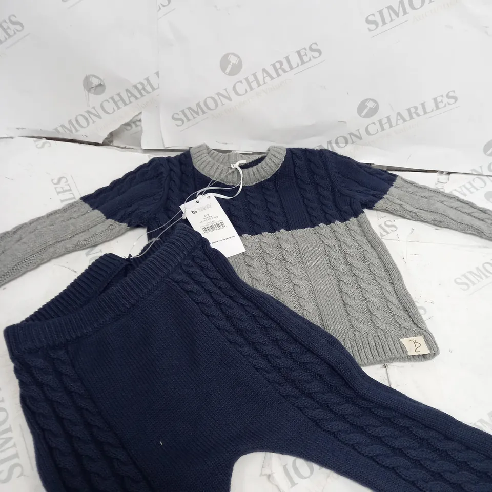 LOT OF APPROXIMATELY 25 BABY ITEMS INCLUDING NIGHT SETS, T-SHIRTS, JUMPERS 