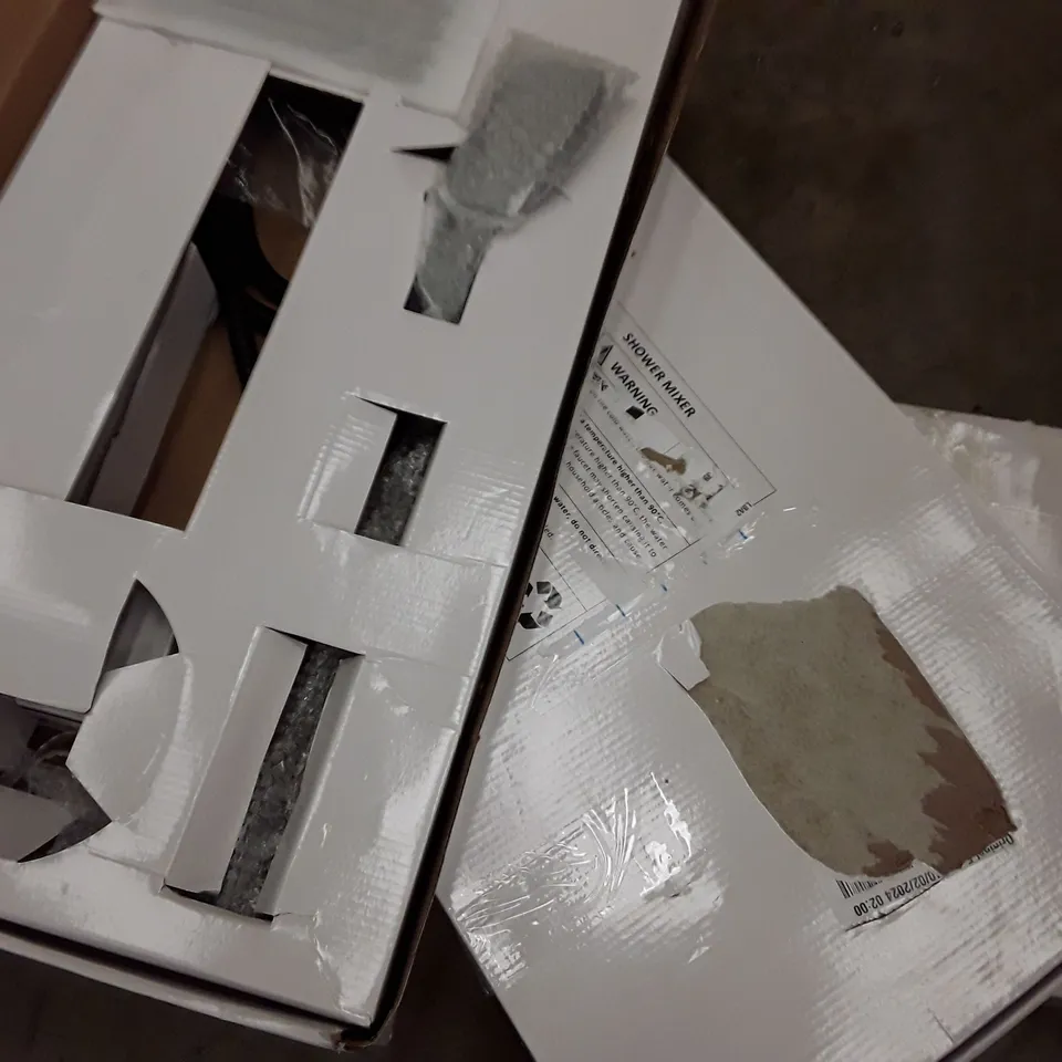 PALLET OF ASSORTED HOUSEHOLD ITEMS TO INCLUDE MULTIPLE SHOWER MIXER, KIDS TELESCOPE, PULL UP BAR AND WINDOW BLINDS