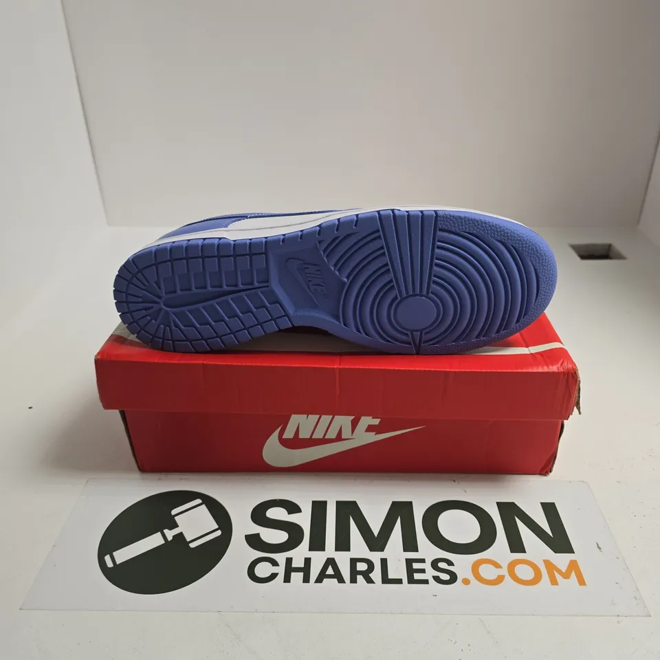 BOXED PAIR OF NIKE DUNK LOW RETRO SNEAKERS IN WHITE/BLUE - UK 10.5