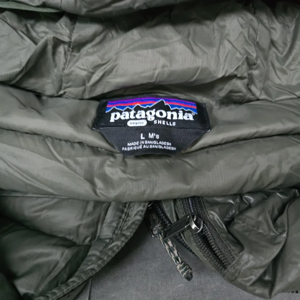 PATAGONIA MEN'S HOODED DOWN JACKET, OLIVE – SIZE L (UK)
