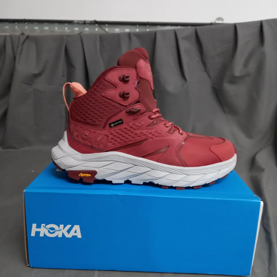 BOXED PAIR OF HOKA WOMEN'S ANACAPA MID GTX - HOT SAUCE / CHERRY MAHOGANY BOOTS SIZE 8