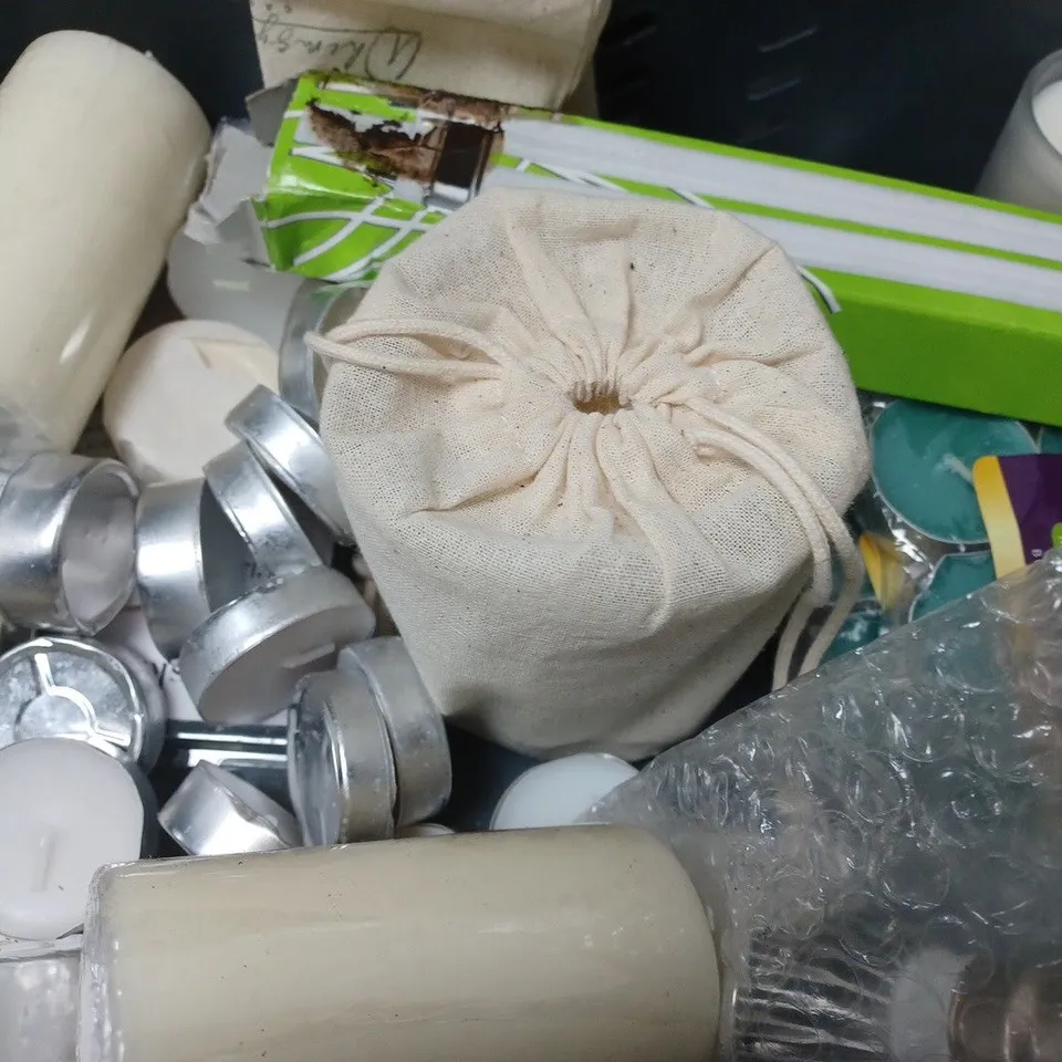 BOX OF APPROXIMATELY 8 ASSORTED ITEMS TO INCLUDE - SET OF 15 TEALIGHTS , AURA CANDLE , WHIMSY & WIST MOROCCO IN BLOOM ETC