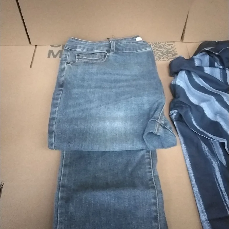 PALLET CONTAINING APPROXIMATELY 120 BRAND NEW DESIGNER WOMEN'S CLOTHES WHICH INCLUDE; JD WILLIAMS SHIRTS, SKIRTS, JEANS ETC