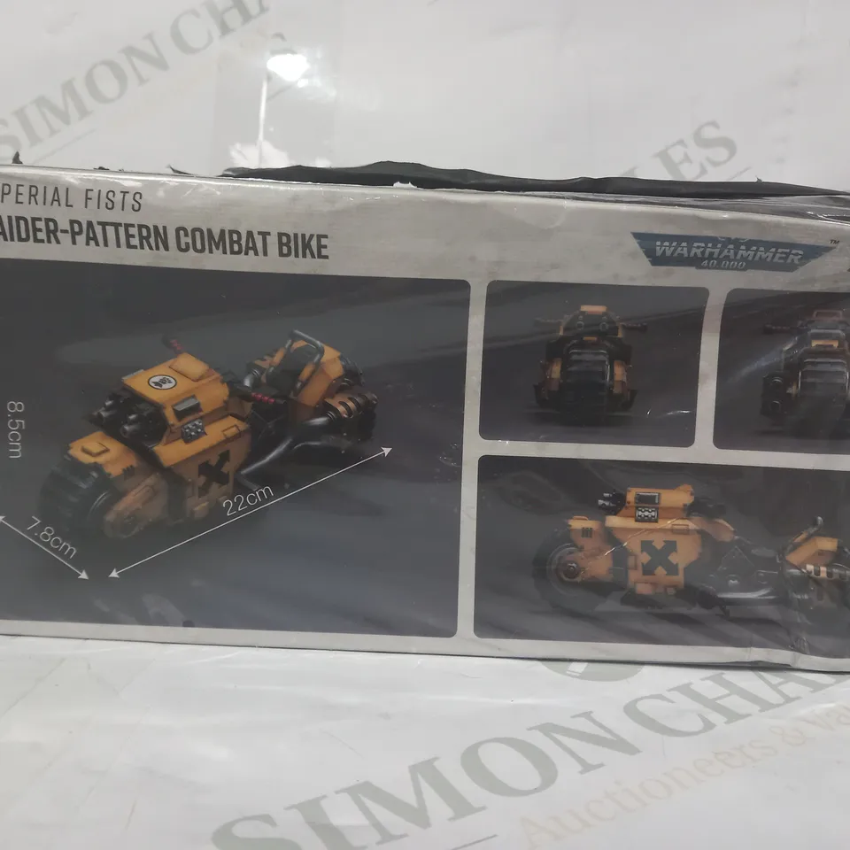 WARHAMMER 40K JOY TOY 1/18 SCALE IMPERIAL FISTS RAIDER-PATTERN COMBAT BIKE
