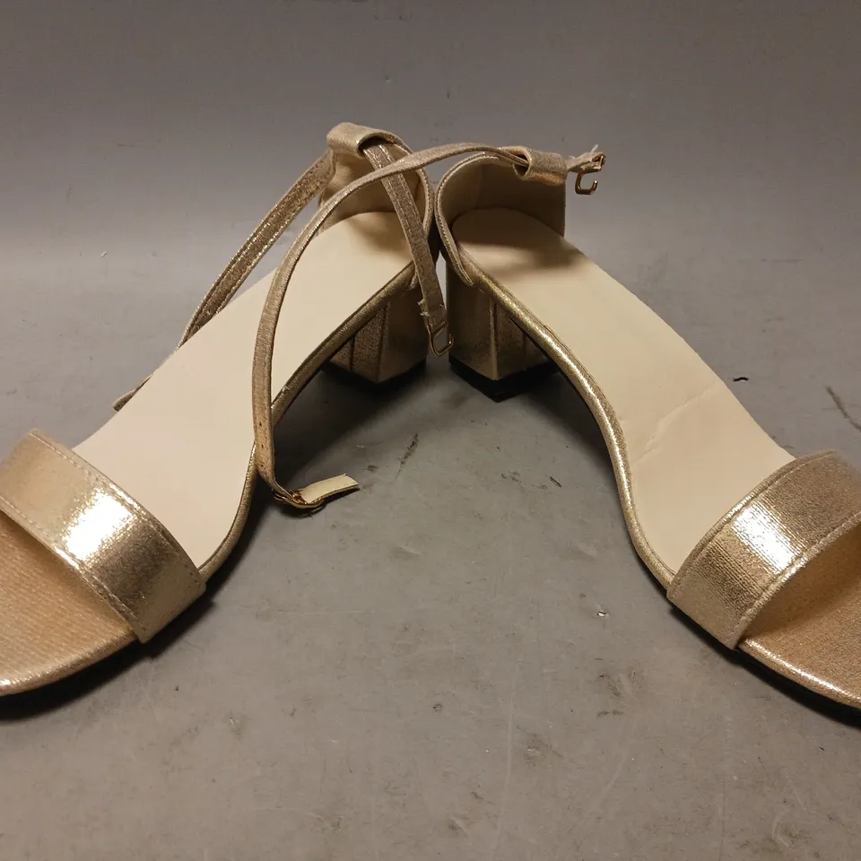 BOXED PAIR OF DESIGNER OPEN TOE LOW BLOCK HEEL SANDALS IN GOLD W. GLITTER EFFECT EU SIZE 43