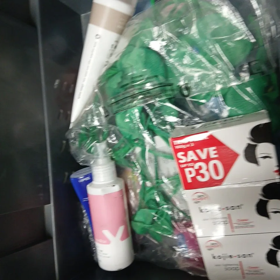 APPROXIMATEY 20 ASSORTED HEALTH AND BEAUTY PRODUCTS TO INCLUDE DOVE BODY WASH, ULTRA DEX MOUTH RINSE AND HAND BUTTER