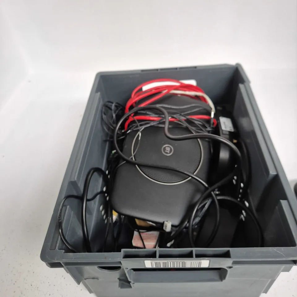 TOTE OF APPROXIMATELY 7 ASSORTED ITEMS TO INCLUDE: BT ROUTER