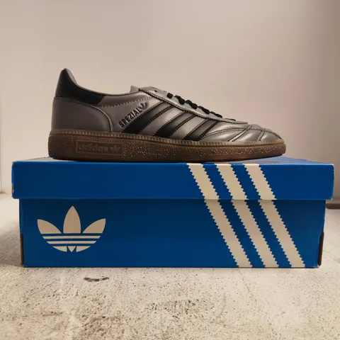 BOXED PAIR OF ADIDAS HANDBALL SPEZIAL WOMENS TRAINERS IN GREY/BLACK SIZE UK 7