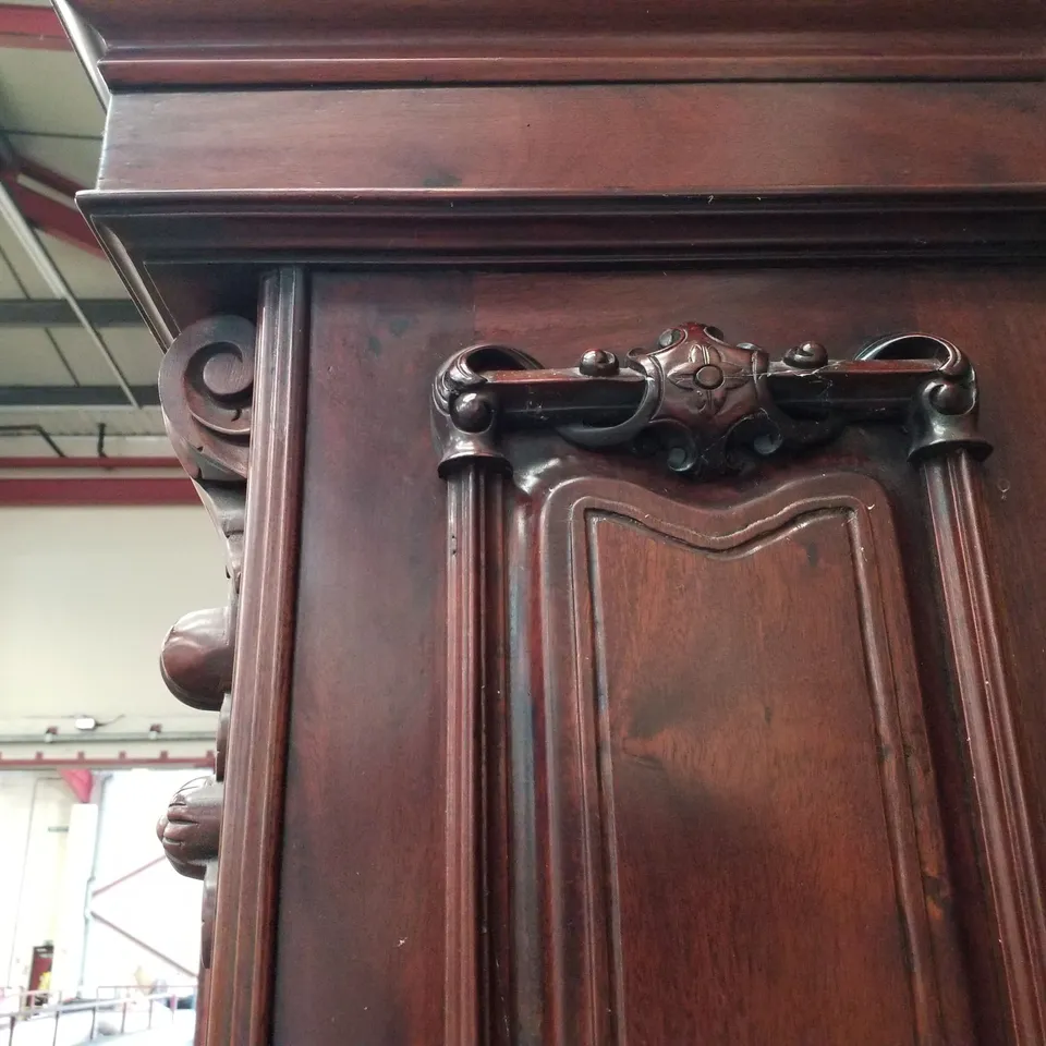 VICTORIAN MAHOGANY VENEER PART GLAZED LOCKABLE BOOKCASE WITH CUPBOARD