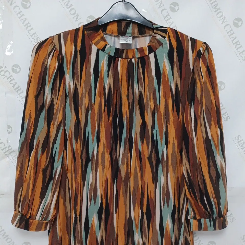 4 KIM&CO TOPS IN VARIOUS STYLES TO INCLUDE SIZES M, S/P