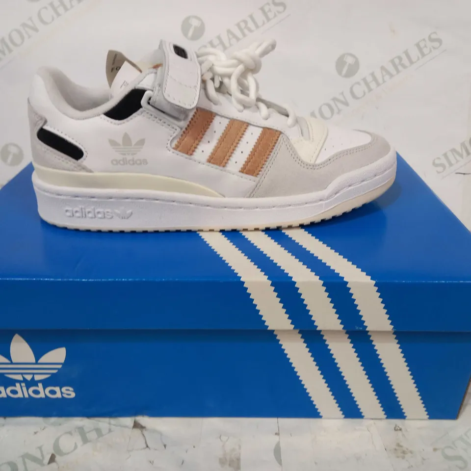 BOXED PAIR OF ADIDAS FORUM LOWTRAINERS IN WHITE/TAN/BLACK UK SIZE 5.5