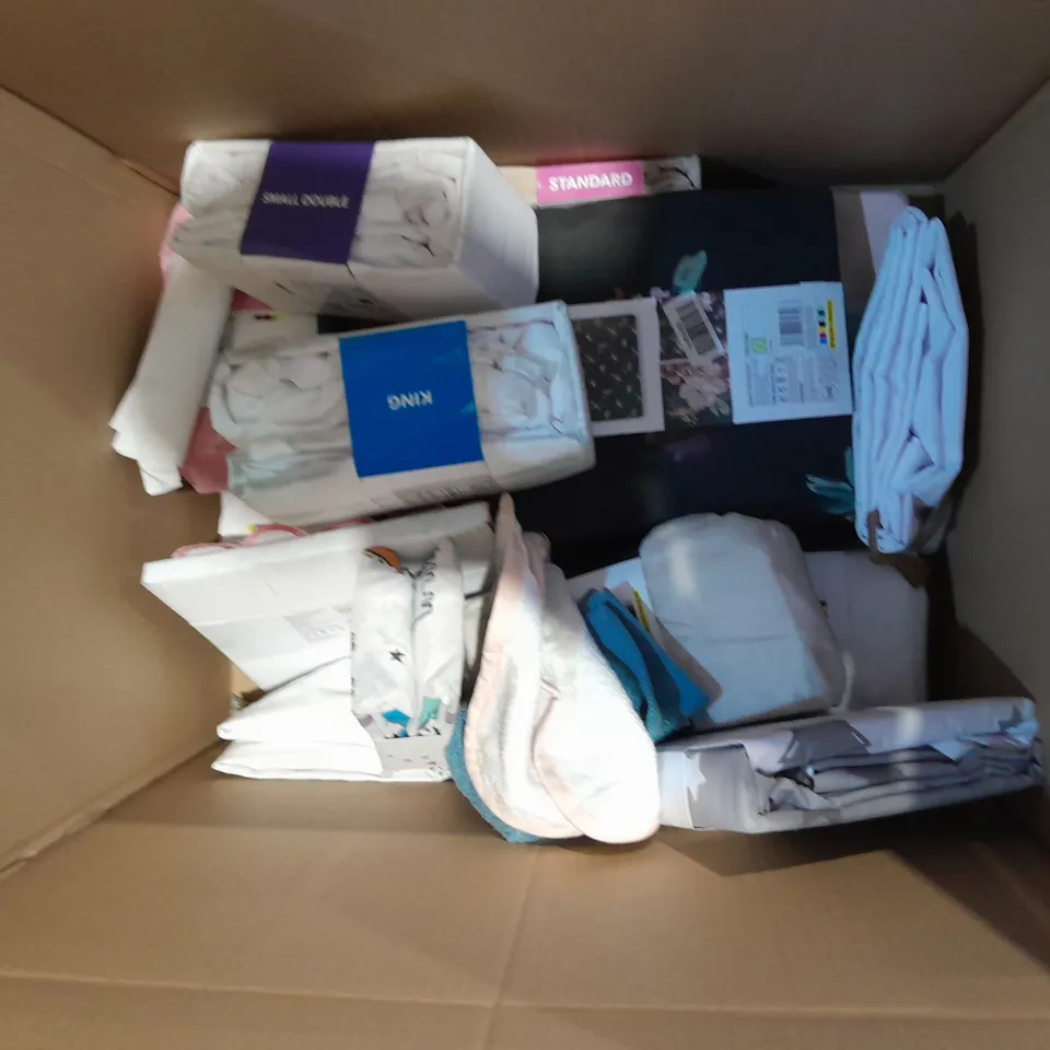 BOX OF APPROXIMATELY 10 ASSORTED BEDDING AND SOFT FURNISHING ITEMS TO INCLUDE - PILLOWCASES - DUVET SETS - FITTED SHEET ETC. 