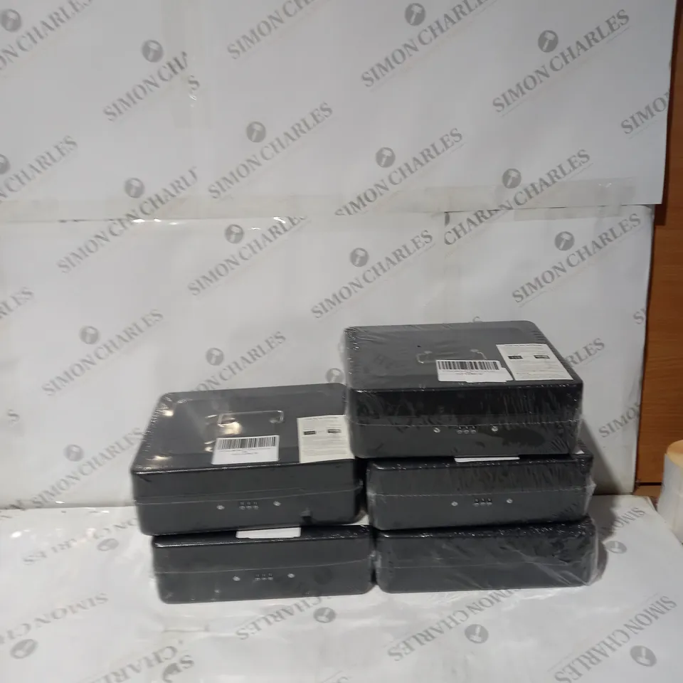 BOX OF ASSORTED ITEMS TO INCLUDE PANS, MONEY BOXES, CLOTH ETC